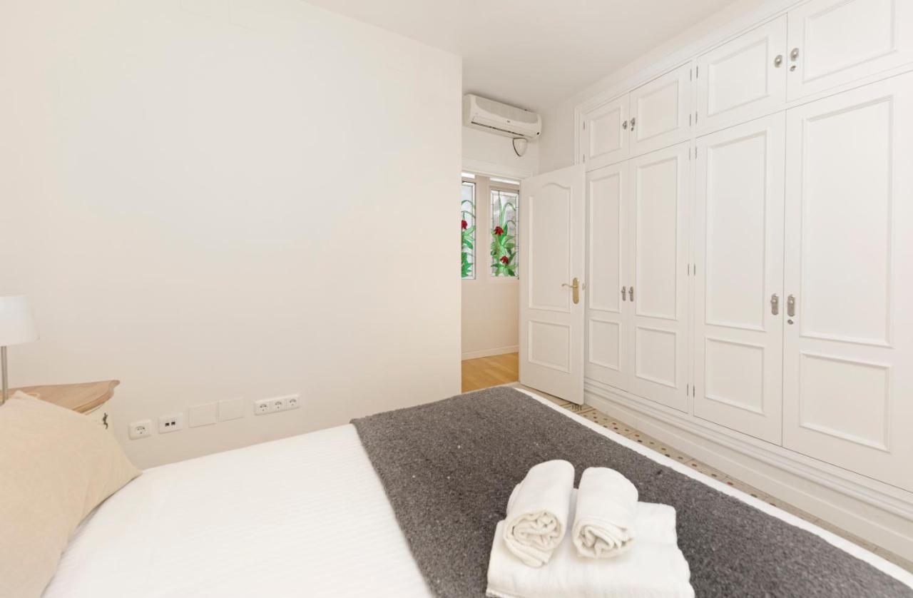 Holidays2Malaga Correo Viejo Next Cathedral Malaga With French Balconies Εξωτερικό φωτογραφία